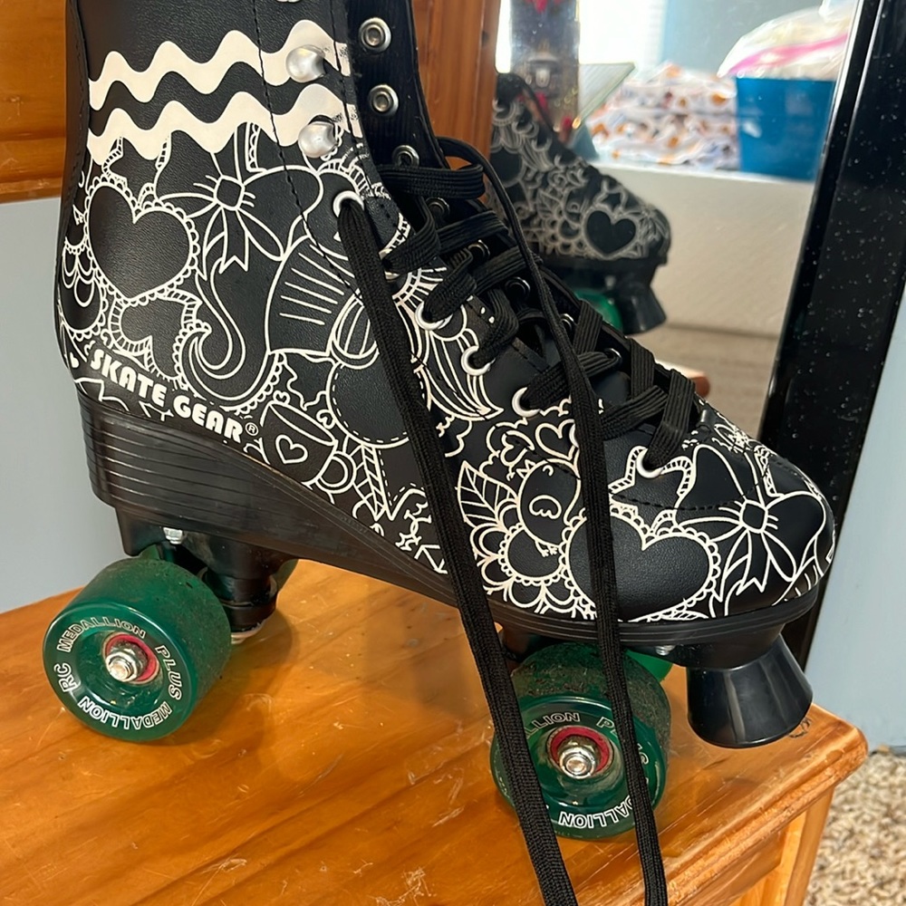 💕😘Cute weomens skates!! Green smooth wheels!